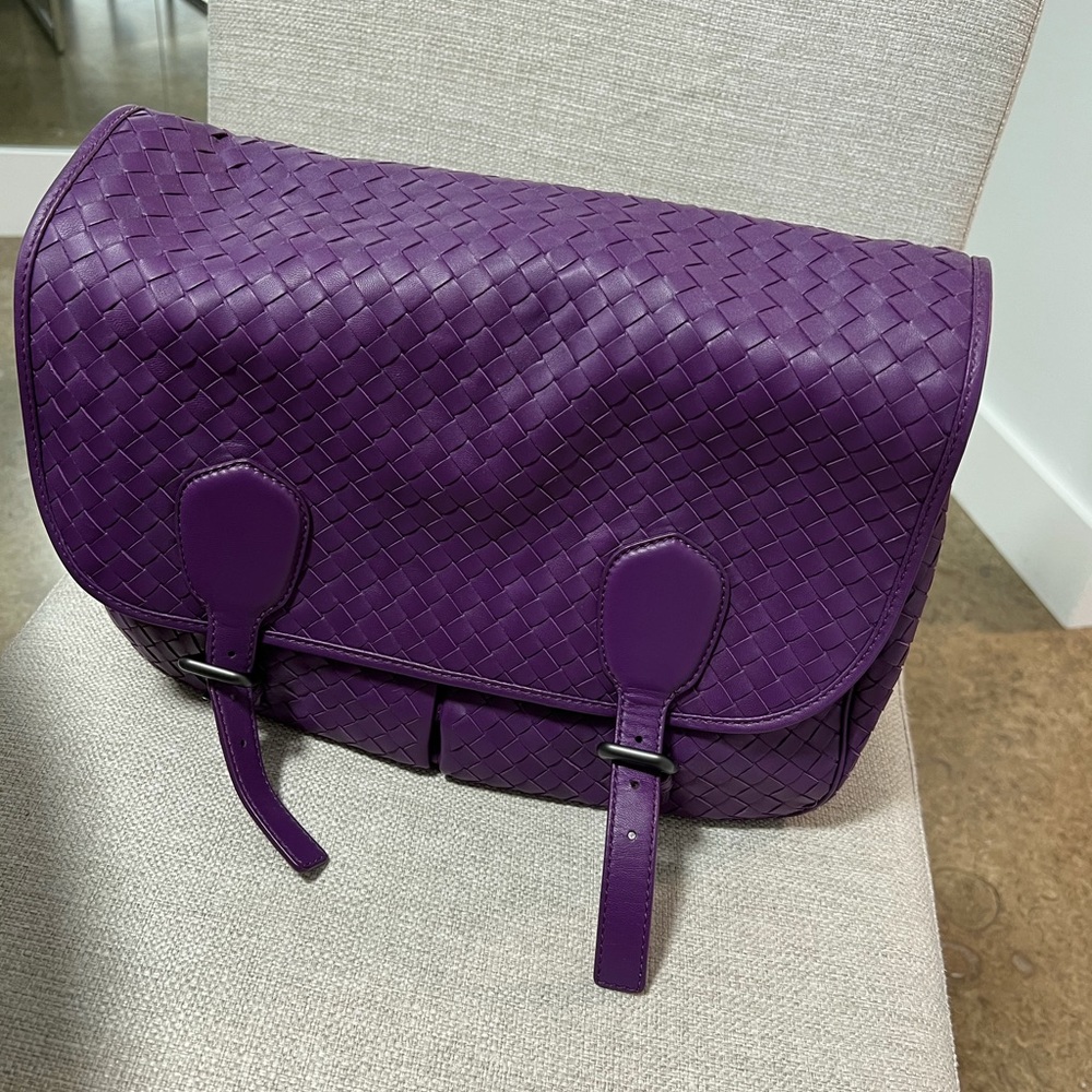 100% authentic Bottega Veneta purple messenger bag brand new never worn!Stunning